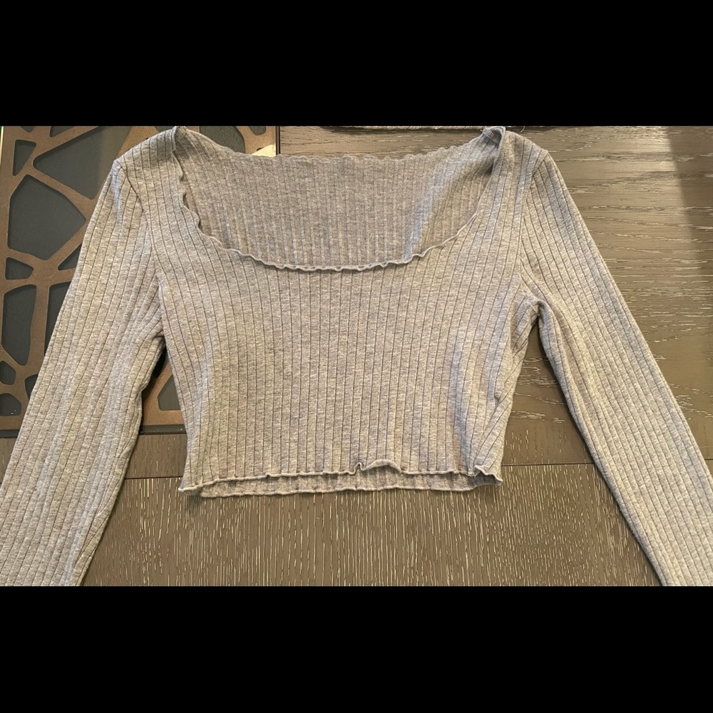 Grey long sleeve cropped top
